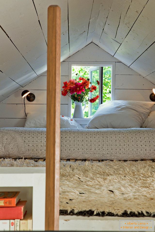 Спална соба под таванот во мала атмосфера куќа