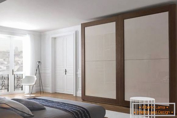 Класични бели врати во внатрешноста на станот - фото спална соба