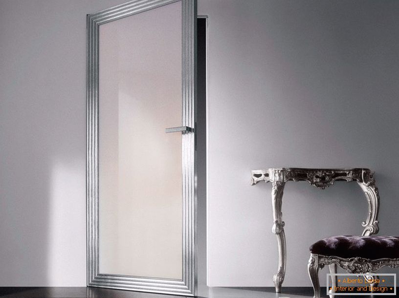 Стаклена врата со сребрена решетка во внатрешноста