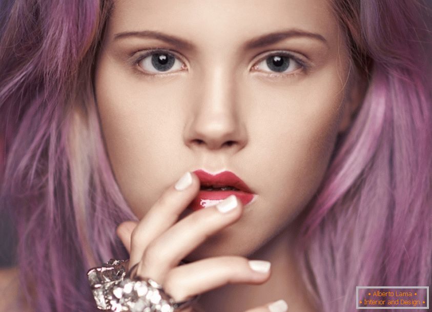 Портрет на девојка со розова коса