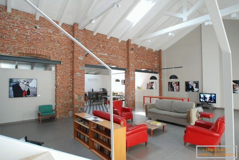 Дневната соба на новиот студиски стан во Италија