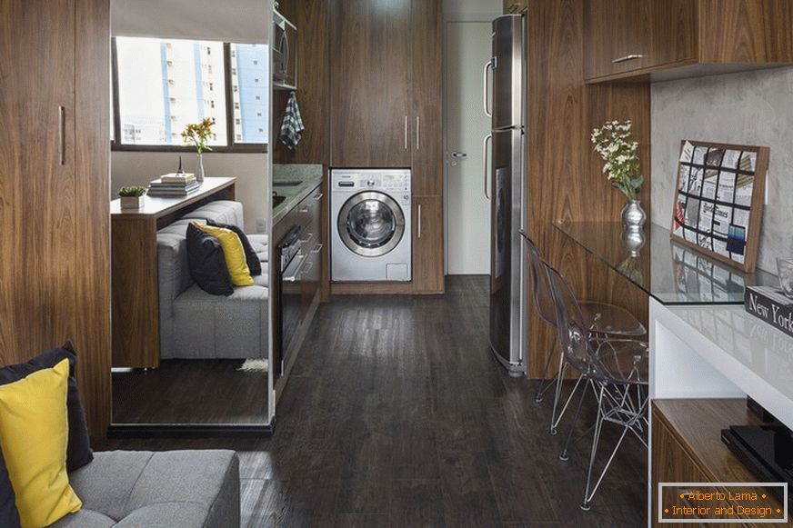 Компактен кујна и вградена машина за перење во мал стан во Бразил