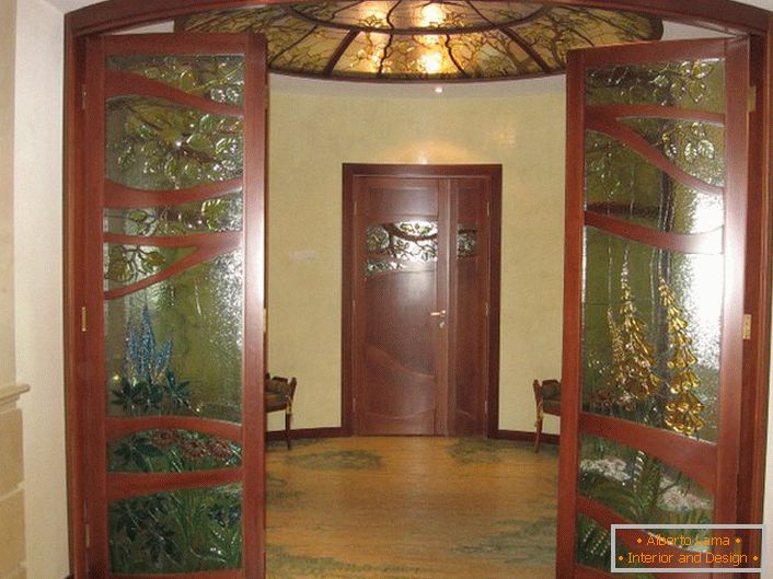 Таванот на обоено стакло е во хармонија со дизајнот на вратите со стаклени влошки. 
