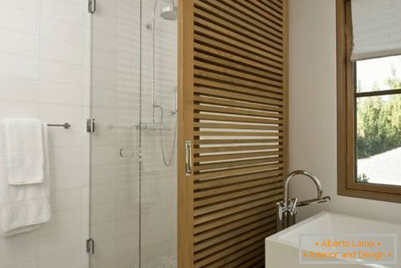 Стаклени и дрвени прегради во дизајнот на бања