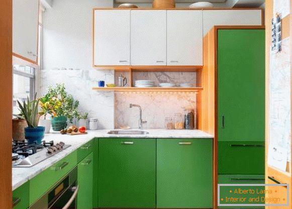 Мала кујна во бели и зелени тонови