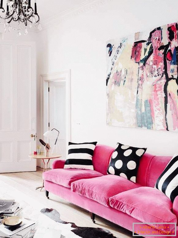 Розова софа во внатрешноста на дневната соба Фото