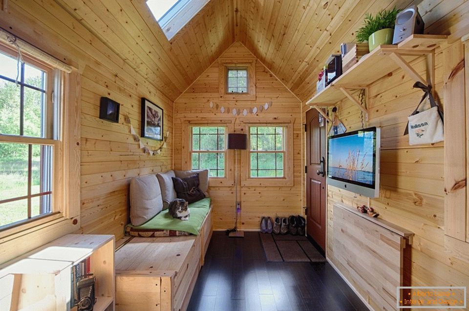 Приземен салон во дрвена куќа