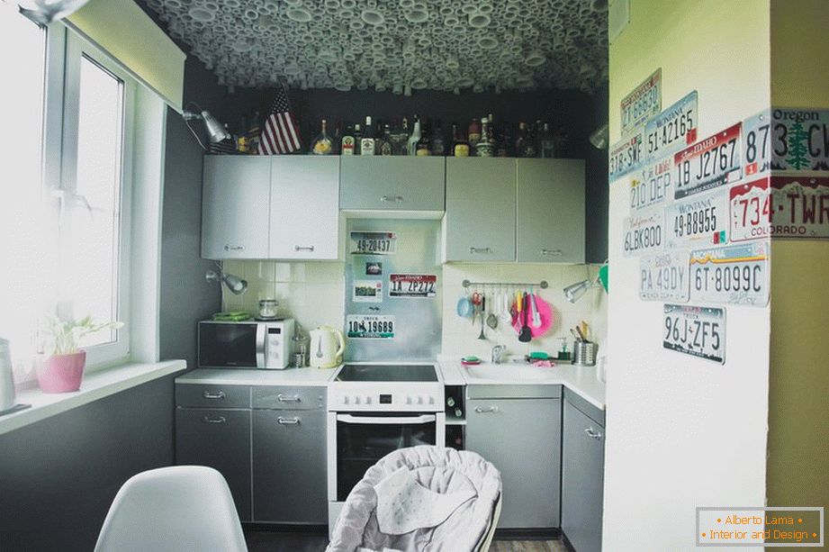 Мала атмосфера кујна во сива боја