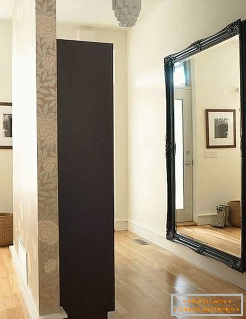 Огледало во ходникот ѕид во целосна раст во рамка