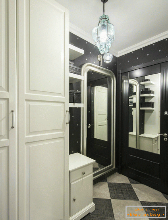 Влезот сала во црно и бело