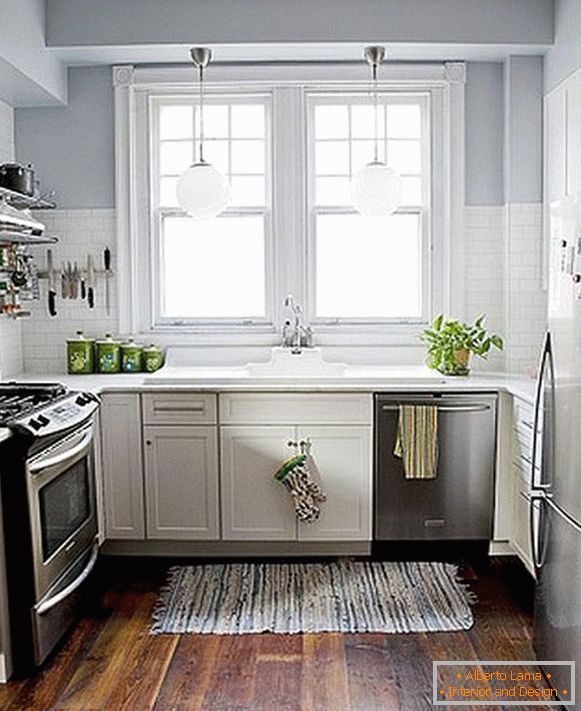 Кујна во бело-сива боја