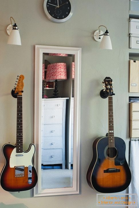 Вертикално огледало и две неверојатни гитари