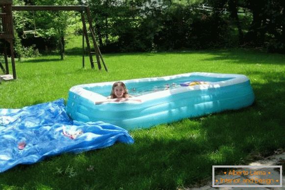 Мал детски базен - слика на базен кој може да се надувува