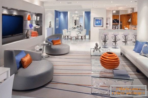 Комбинацијата на портокалова и сина во сивата дневна соба