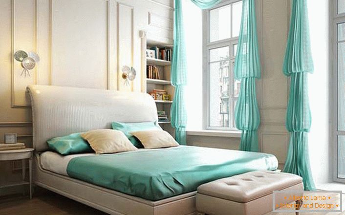 Скромниот ентериер во спалната соба во неокласичен стил е интересен акцент на бојата на нане. 