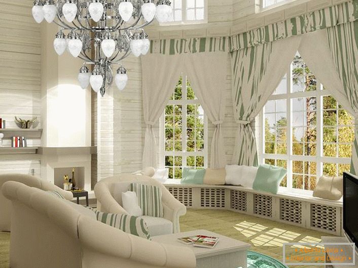Светла дневна соба во неокласичен стил. Пријатен и во исто време функционален простор. Од особен интерес се широките прагови украсени со перници.