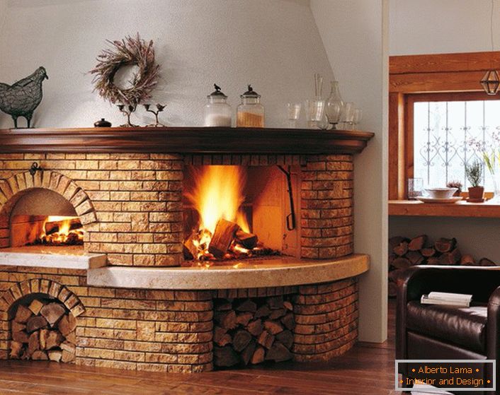 Печка-огниште направена од тули е опремена со прегради за дрва за огрев. Интересен дизајн решение за ходникот на куќа или сала.
