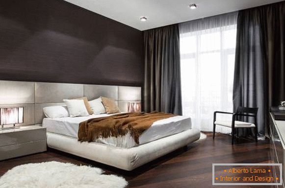 Брачен кревет со мека headboard од светло боја