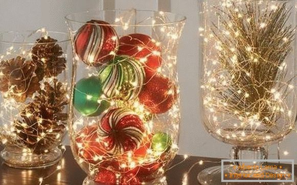 Новогодишна LED венец во декор на куќата за Нова Година