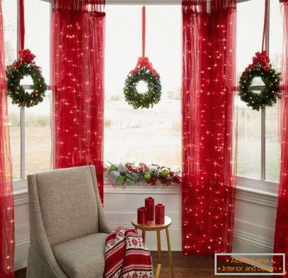 Божиќна венец за декорација на прозорци и завеси