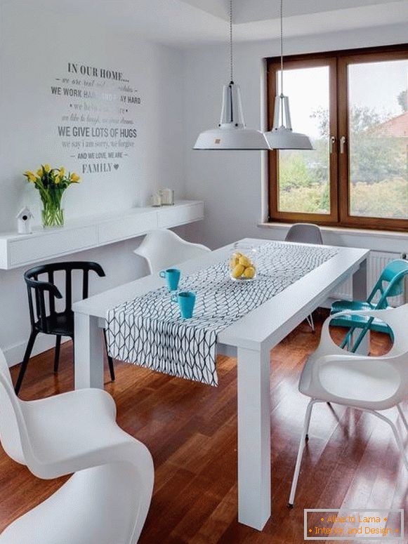 Белата трпезариска маса и мулти-обоени столици