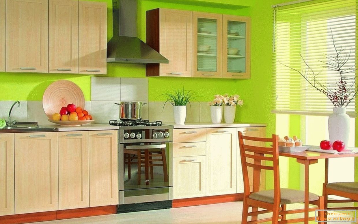 Светла кујна дизајн со зелена позадина