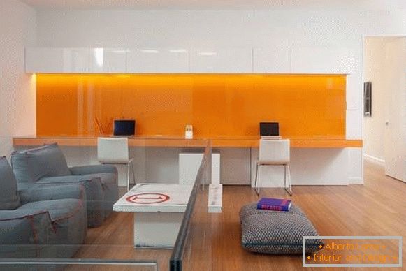дома-канцеларија-со-портокалови елементи