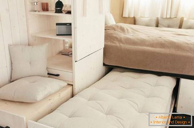 Внатрешно уредување на мала куќа: дополнительная кровать в спальне