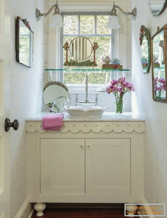 Огледала и други бања додатоци во стилот на Прованса