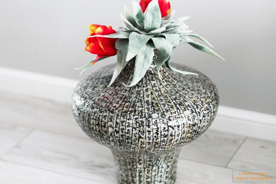 Декоративна вазна со цвеќиња