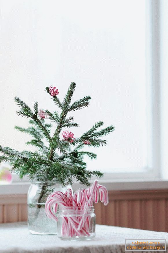 Креативната идеја за украсување на шприц на новогодишни елки