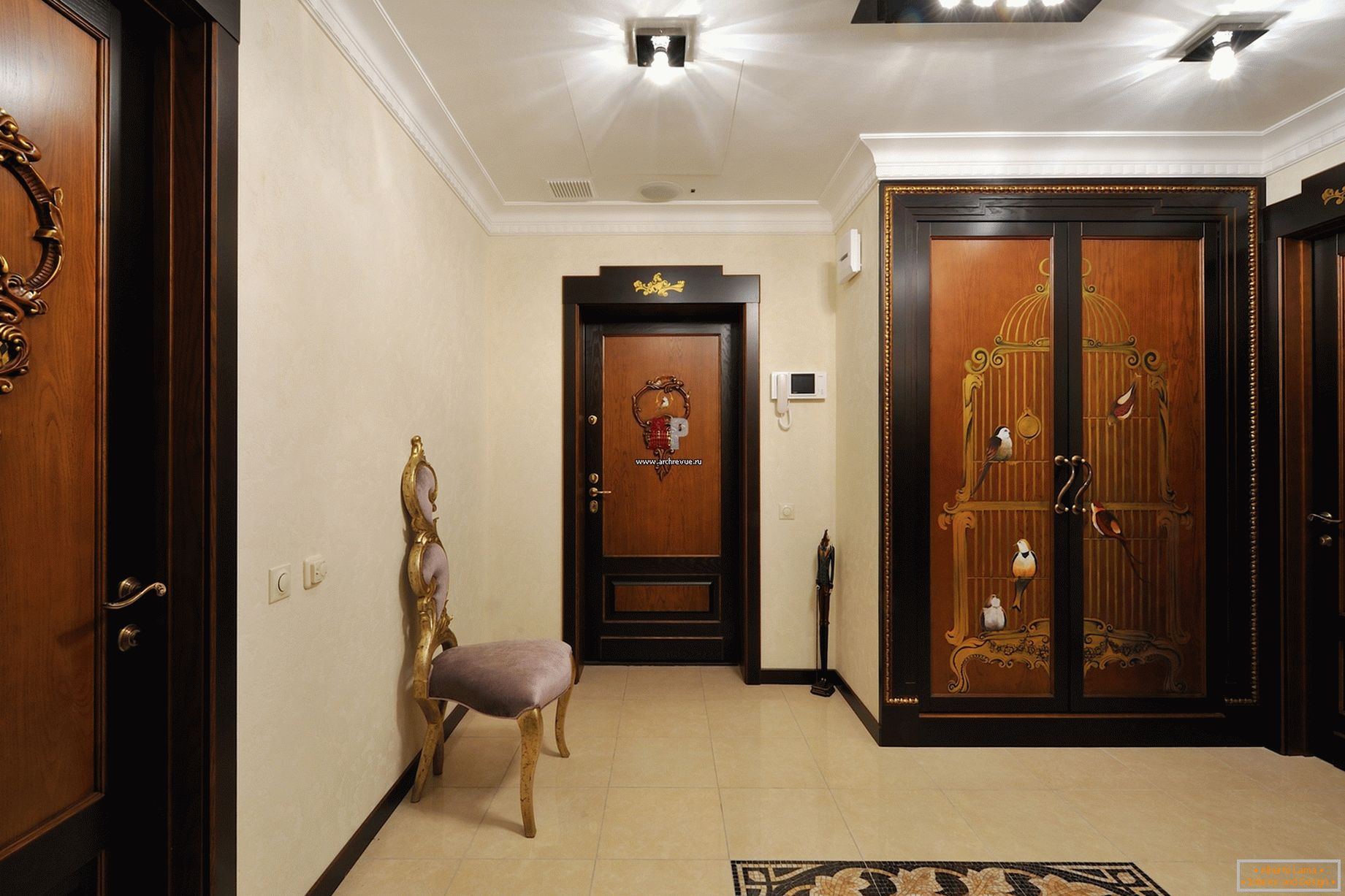 Пример за правилен избор на осветлување за ходникот во барокниот стил. 