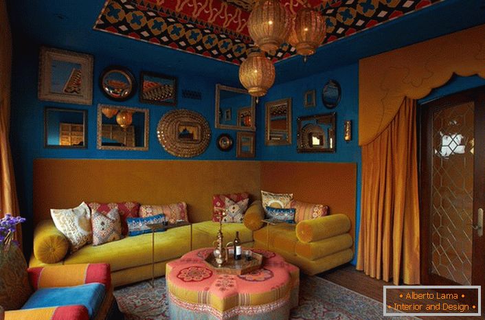 Карактерот на дневната соба на богато индиско семејство е комбинација од индиски бои, луксуз и многу многу декоративни везени.