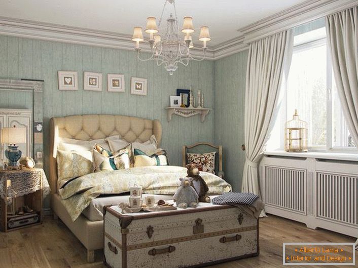 А пријатна спална соба во рустикален стил во провинцијата Франција Шато.