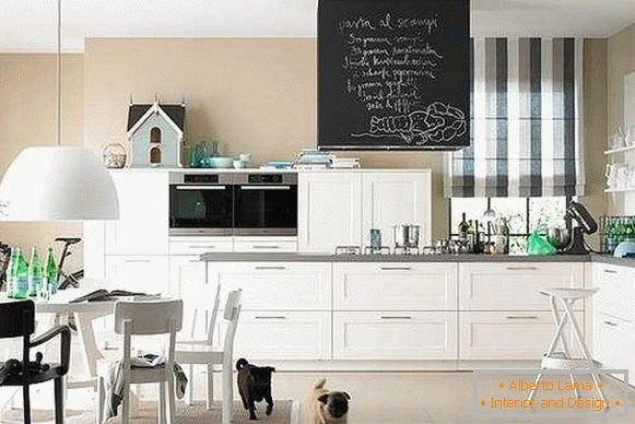 Кујна внатрешен дизајн во приватна куќа - црно и бело слика
