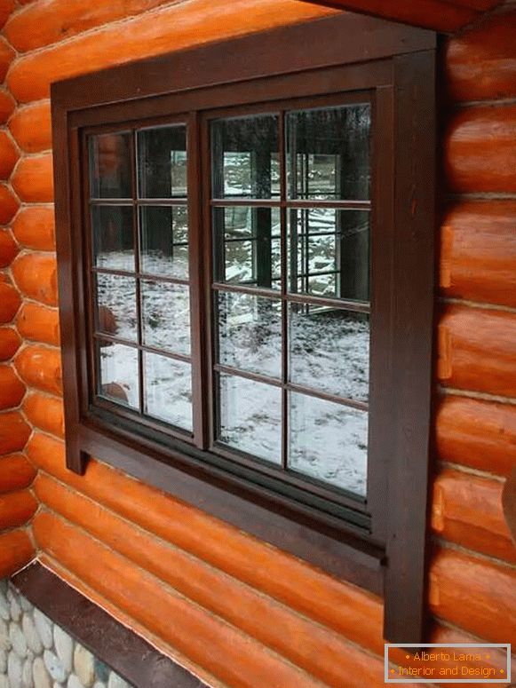 прозорци во дрвена куќа