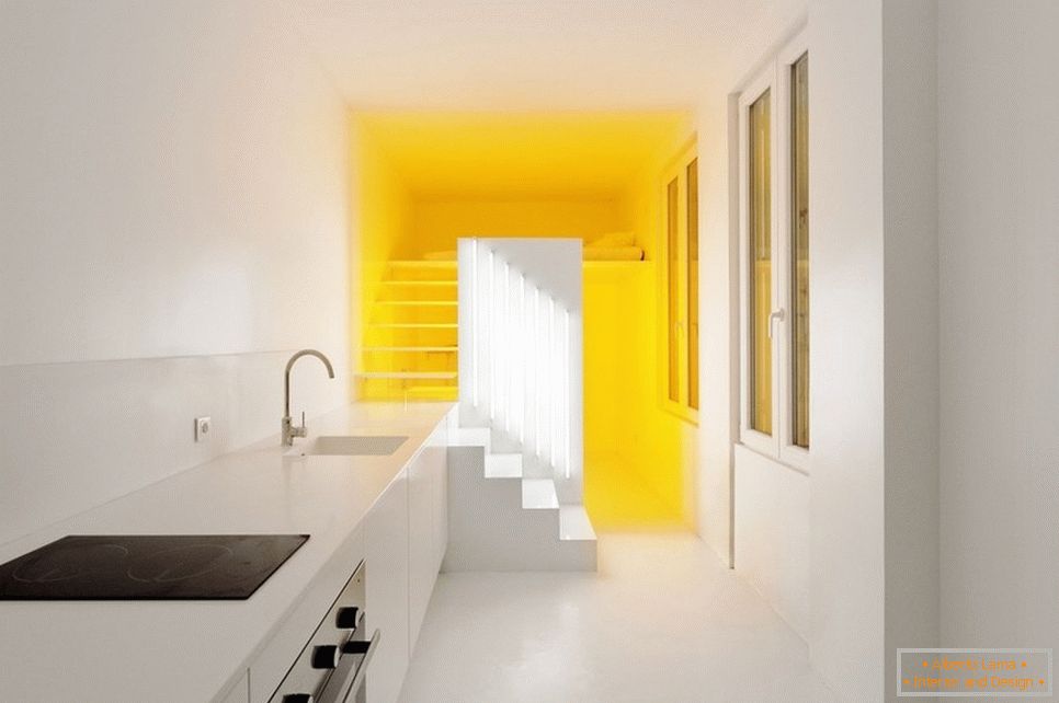 Жолта осветлување во бел стан