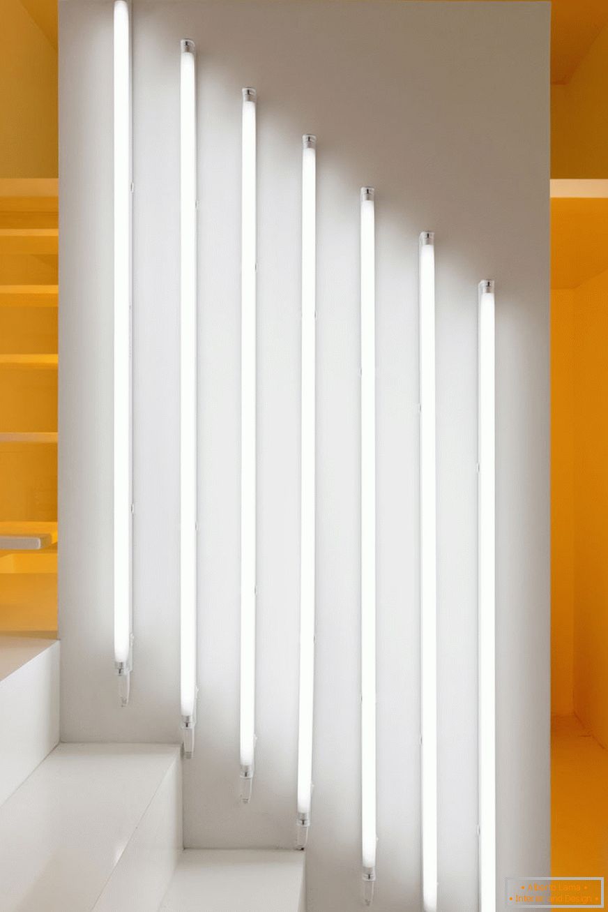 Бели вертикални светилки на ѕидот