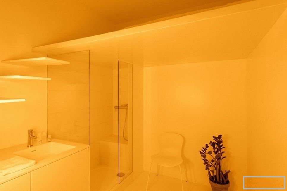 Жолта осветлување во бањата