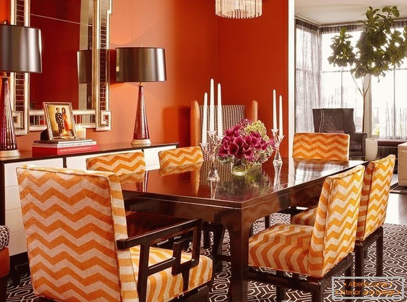 Портокал столици во трпезаријата