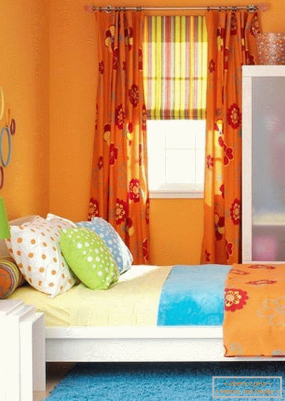 Портокалова боја во внатрешноста на детската соба