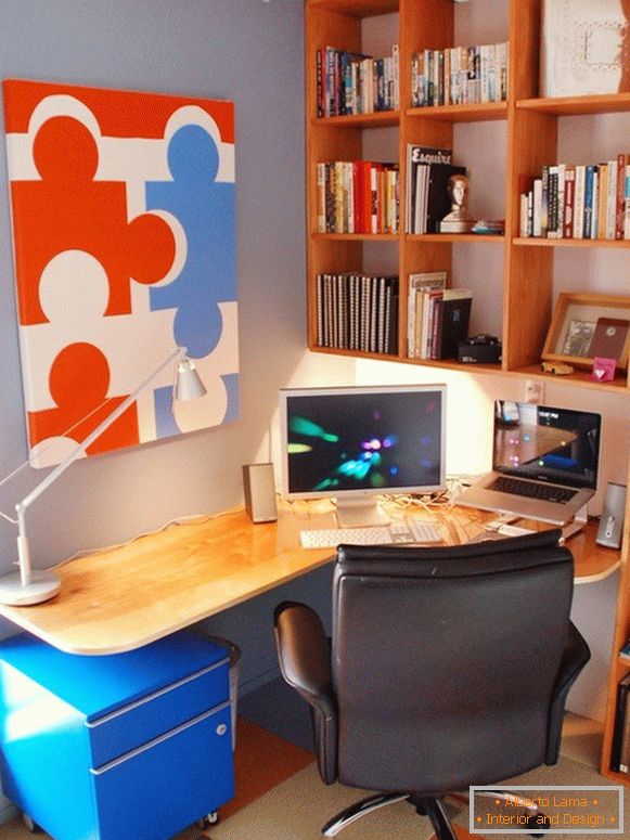 Висок кабинет за книги во канцеларијата