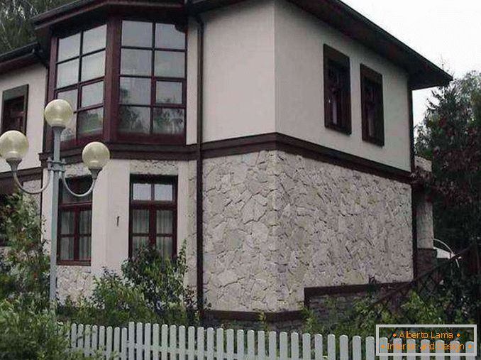 Фасада на приватна куќа украсена со кора буба, слика 14