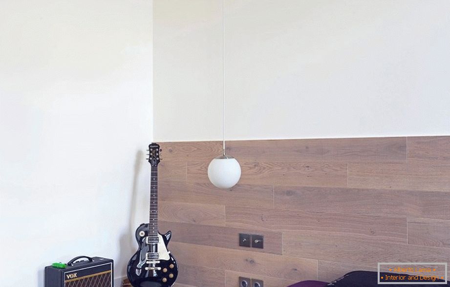 Електрична гитара во аголот во близина на креветот