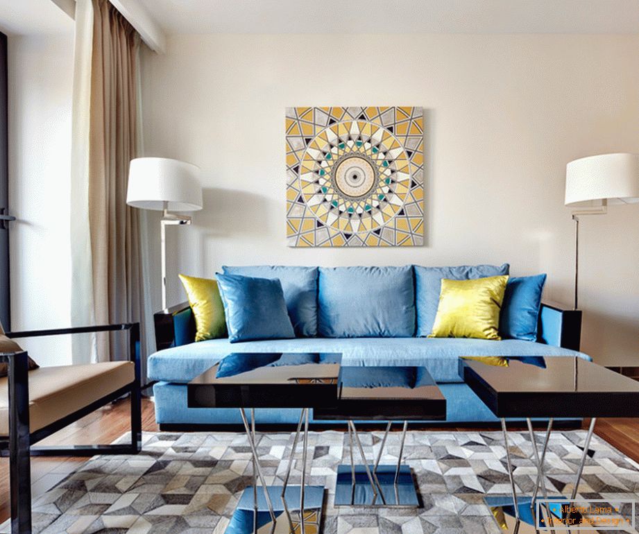 Екстравагантна сина гарнитура со жолти декоративни перници во дневната соба