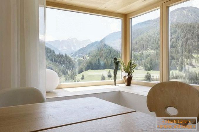 Дизајн на дневна соба со два аголни прозорци