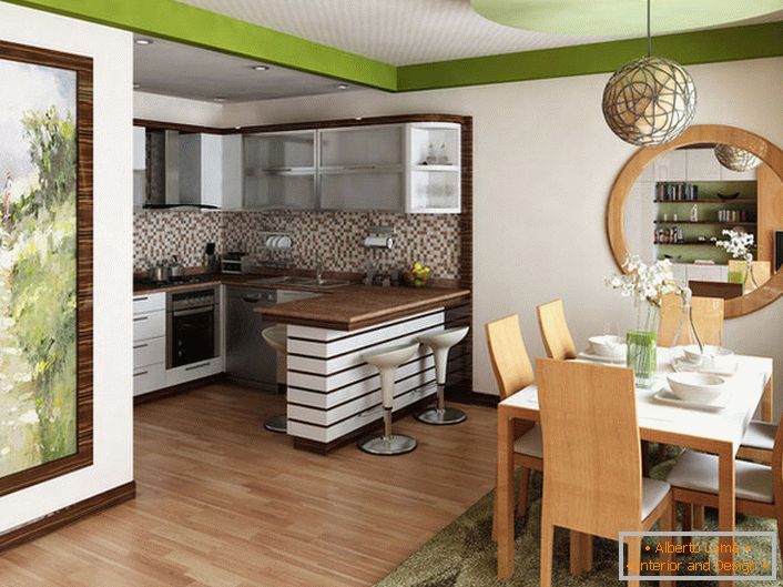 Мала кујна е во комбинација со дневната соба. Одлуката за дизајн во овој случај е оправдана, бидејќи корисен простор не е доволен за организирање на две посебни простории.