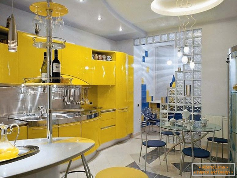 Во најдобрите традиции на авангардниот стил, се избира мебел за кујната. Кујнскиот сет од жолта боја не е само практичен и функционален, туку и стилски.
