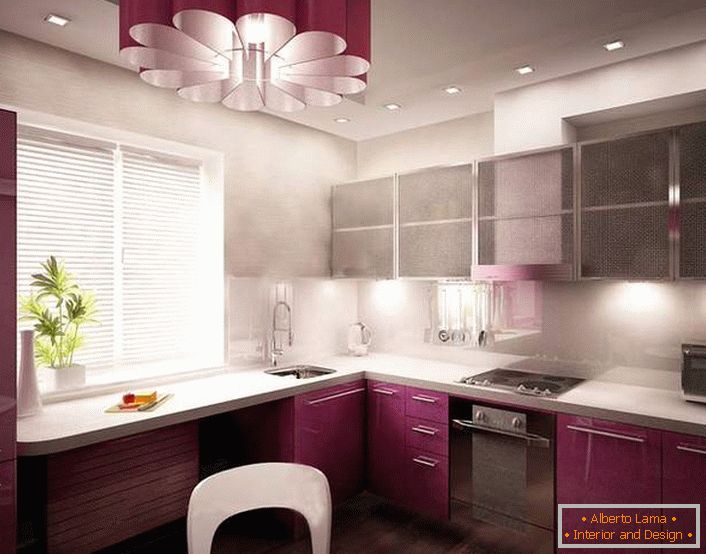 Пример за проект за мала кујна во авангардниот стил. Правилно дизајниран кујнски простор, дури и прозорецот се користи под работната површина.