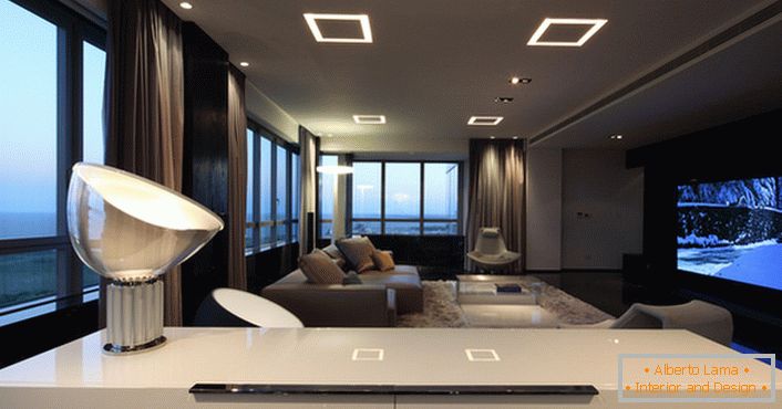 Невообичаените варијации на осветленоста во дневната соба во стилот на висока технологија даваат доволно светлина.